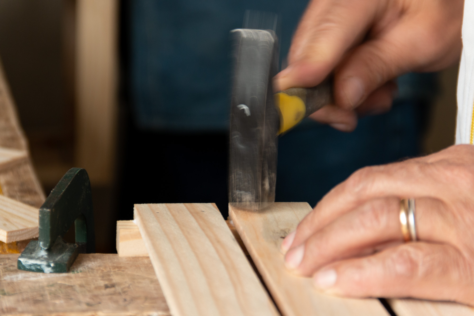 Biciclette, oggetti in legno, stampe e tanto altro